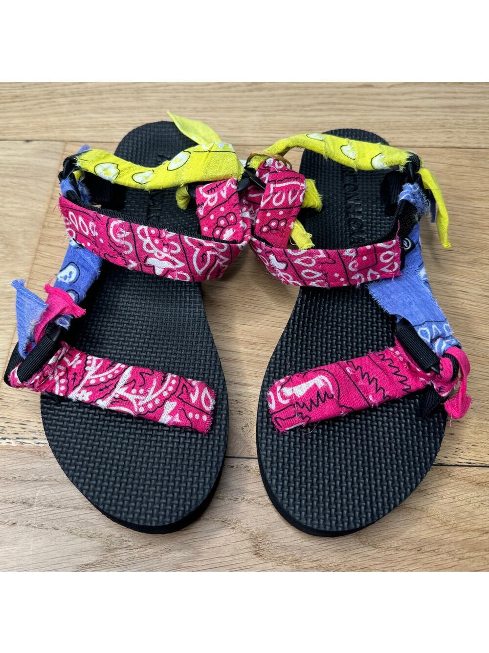 NWT Arizona Love Trekky Multi-Color Strappy Open Toe Bandana Sandal, Size 38
